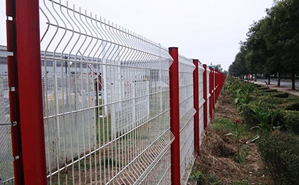 Fence with triangel bends
