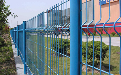 Fence with triangel bends