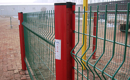 Fence with triangel bends