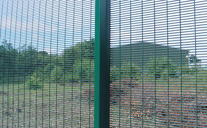 Serried horizontal wire mesh fence