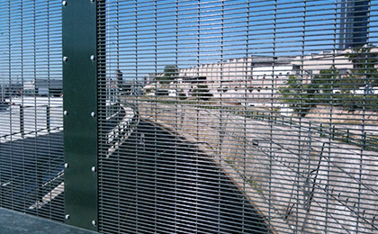 Serried horizontal wire mesh fence