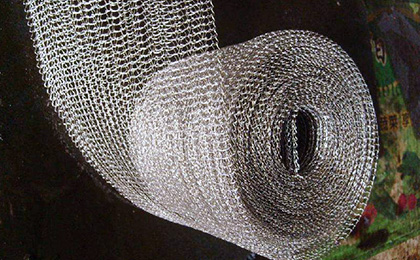 Demister and knitted wire mesh