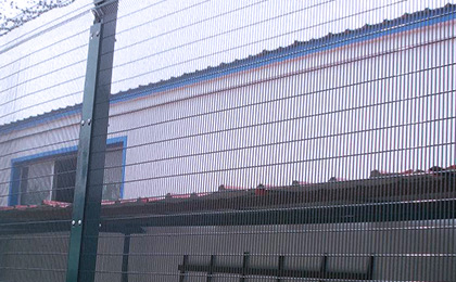 Serried horizontal wire mesh fence