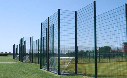 Serried horizontal wire mesh fence
